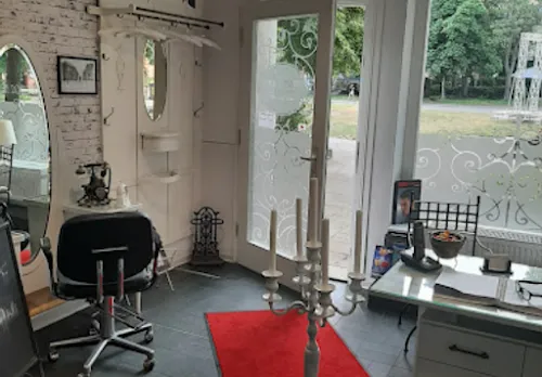 2 - Friseur am August Bebel Platz