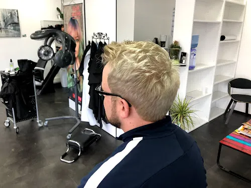6 - Friseur Nauzad