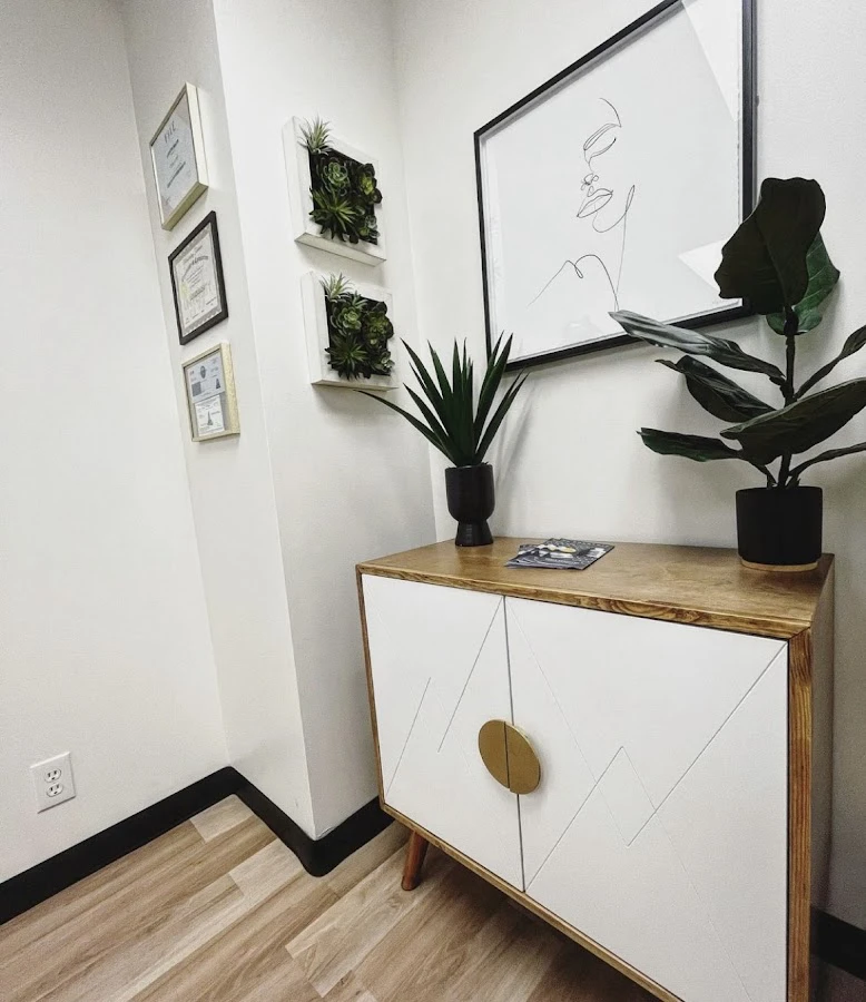 1 - Glamour Lashes and Nails