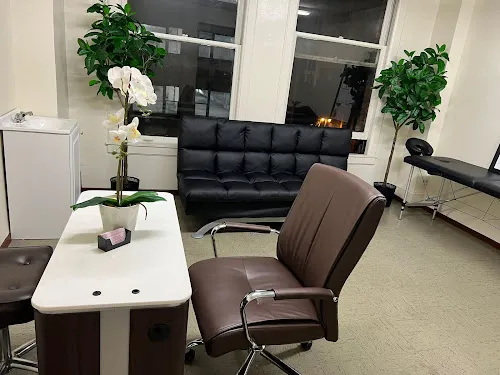 7 - Glamour Lashes and Nails