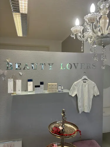 1 - Glorie Beauty Lounge