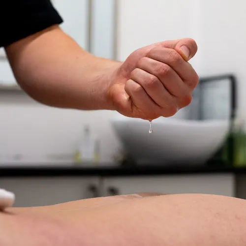 5 - GLOSSY NAILS AND SPA