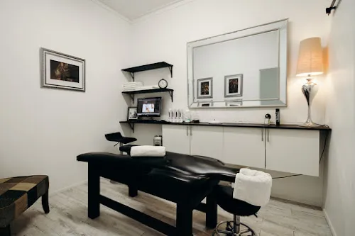 2 - GLOSSY NAILS AND SPA