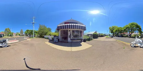 3 - GLOSSY NAILS AND SPA