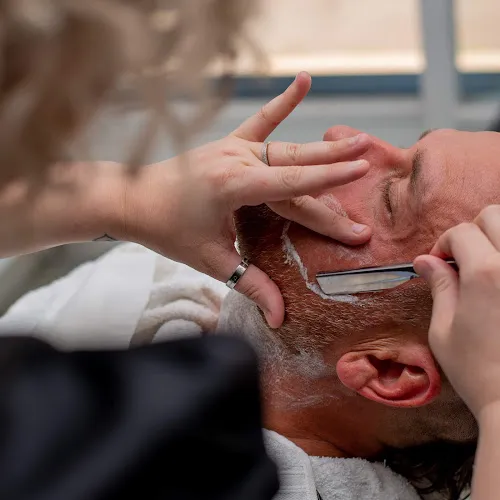 6 - GLOSSY NAILS AND SPA