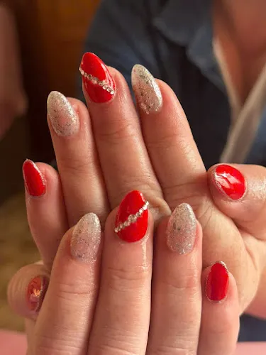 7 - Golden nails spa