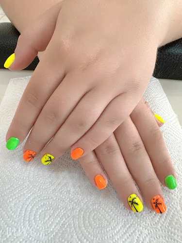 4 - GoldenGlow Beauty Studio