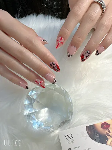 2 - GoldenGlow Beauty Studio