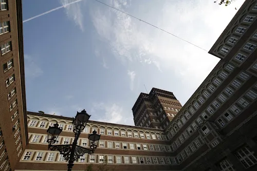 6 - hafendoc · HAUSÄRZTLICH-INTERNISTISCHE PRAXIS im Medienhafen Düsseldorf