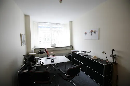 2 - hafendoc · HAUSÄRZTLICH-INTERNISTISCHE PRAXIS im Medienhafen Düsseldorf