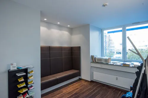 3 - hafendoc · HAUSÄRZTLICH-INTERNISTISCHE PRAXIS im Medienhafen Düsseldorf