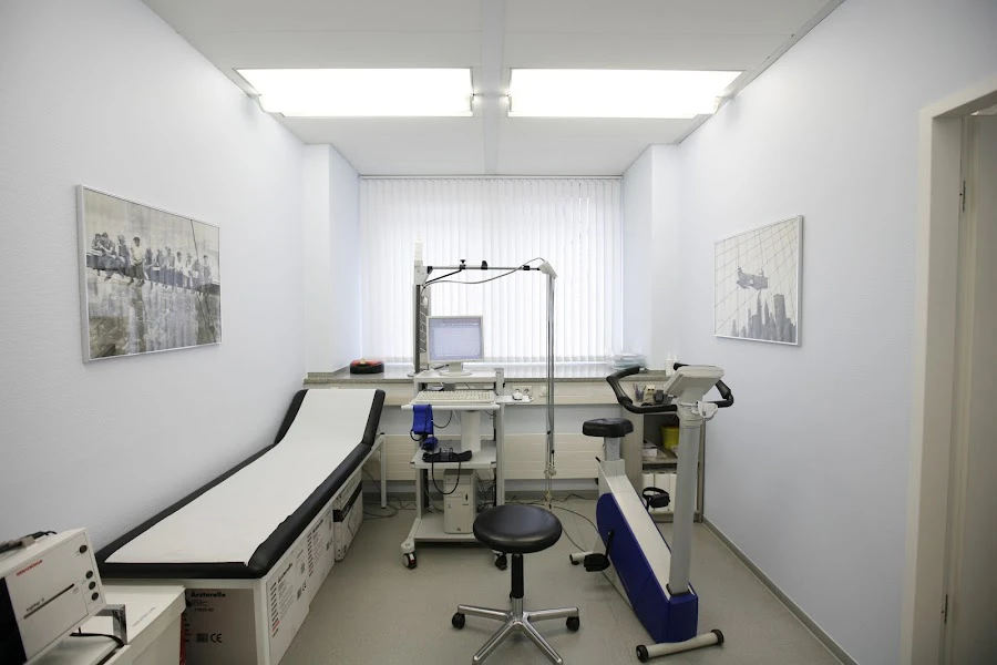 1 - hafendoc · HAUSÄRZTLICH-INTERNISTISCHE PRAXIS im Medienhafen Düsseldorf