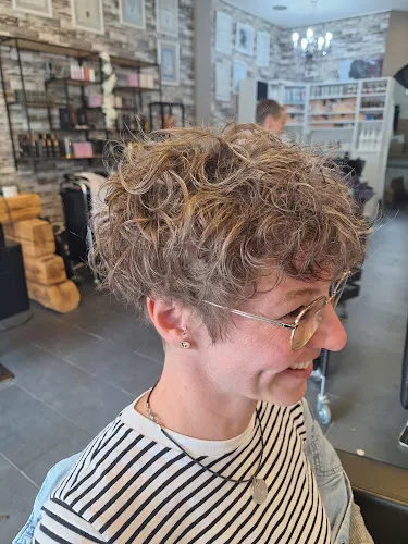 6 - HAIR STUDIO ANITA