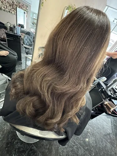 6 - HAIRAHOLIC HAIRDRESSING