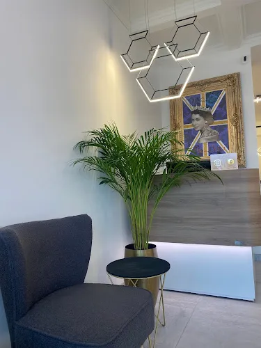 6 - HAIRCRAZE by Naomi