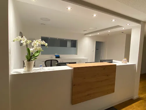 2 - Hausarzt Özkan Efe