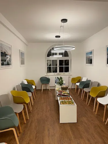 3 - Hausarztpraxis in der Neustadt, Christiane Hurel, Vera Wozniak,