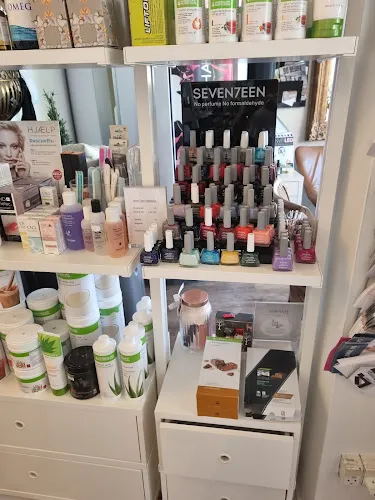 6 - Hello Haircut v/Wattanamorn Thongon