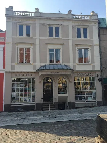 2 - Hello Haircut v/Wattanamorn Thongon