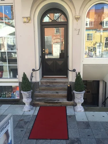 7 - Hello Haircut v/Wattanamorn Thongon