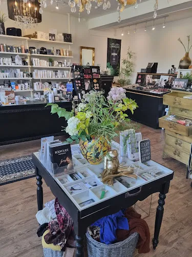 1 - Hello Haircut v/Wattanamorn Thongon