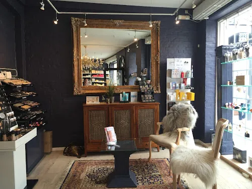 3 - Hello Haircut v/Wattanamorn Thongon