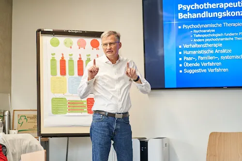 6 - Herr Dr. med. Christof Weiler