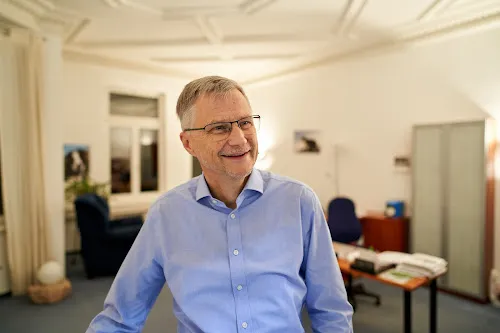 8 - Herr Dr. med. Christof Weiler