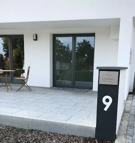 2 - Herr Dr. med. univ. Oskar Steger