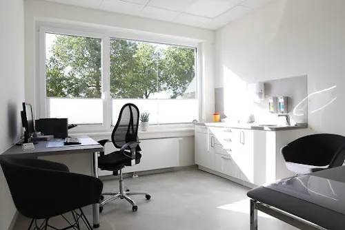 2 - Herr Dr. Nader Ruhani