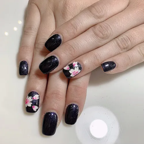 7 - Hollywood Nails Salon