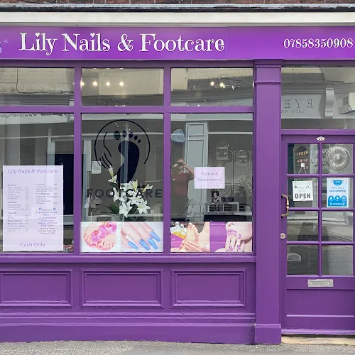 8 - Hollywood Nails Salon