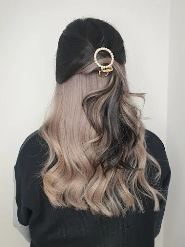 7 - Honey Blonde Hair Salon & Gold hair studio