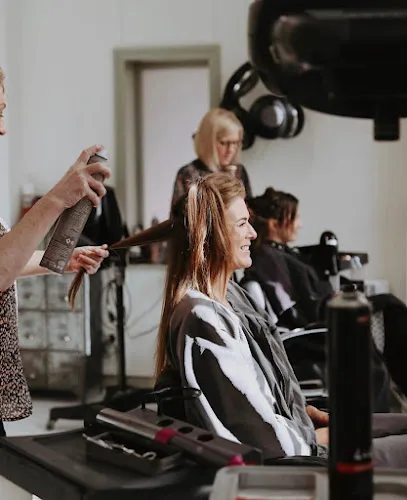 7 - Jazz Hair studio