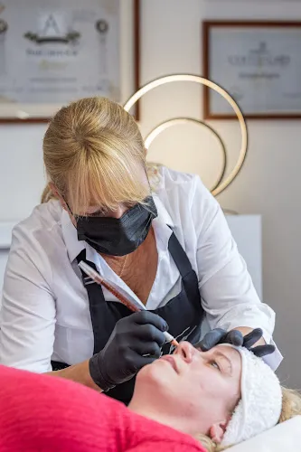 6 - Jenny’s Unique Nails