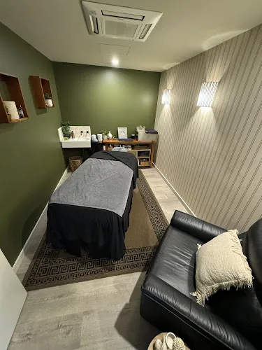 4 - Kaitlin Barra Blonde Specialist - Townsville