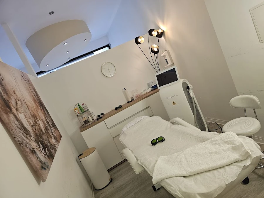 1 - Kim’sNails & Beauty