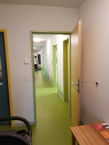 8 - Kinderarztpraxis I. Buchmann, V. Reuber, G. Witte