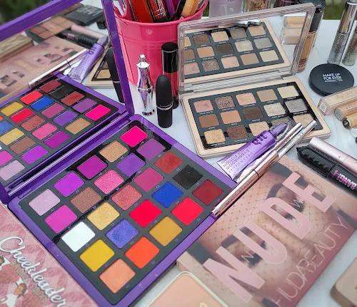 7 - Kosmetický a vizážistický salón Jájina & Pavla Piercing/Make-up Art