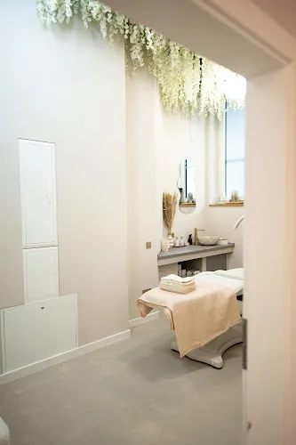 4 - Kosmetikerin & Permanent Make Up Artist - Hannover