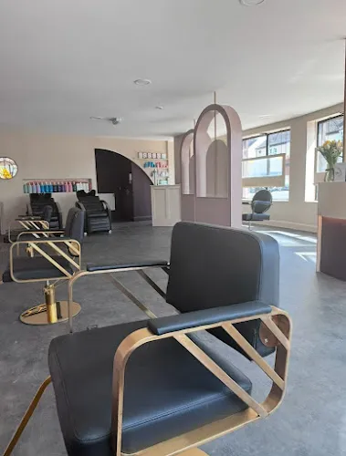 4 - La Lune Hair Design