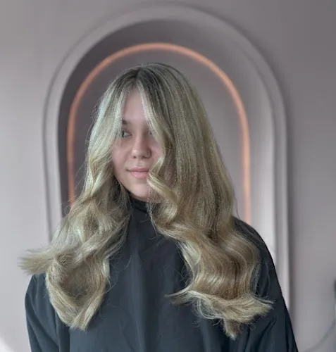 7 - La Lune Hair Design