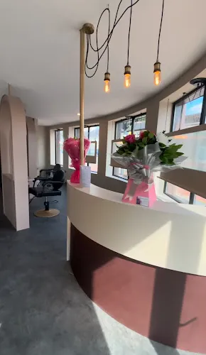 3 - La Lune Hair Design