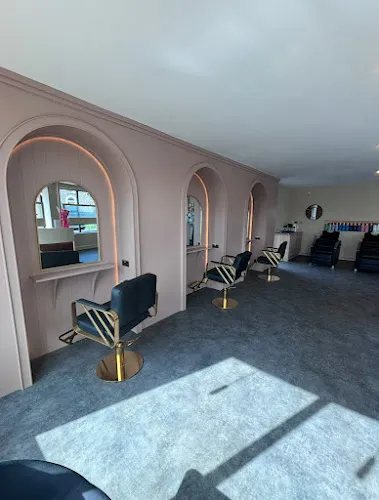 2 - La Lune Hair Design