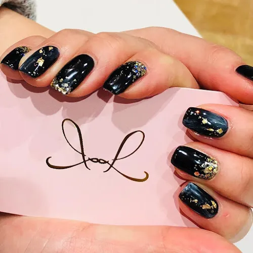 3 - Lady Luxe Nails