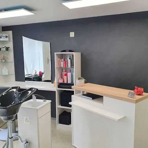 2 - Lauras Hairstyle