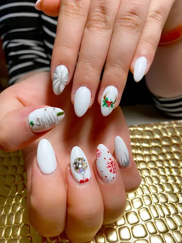 4 - Lily Nails