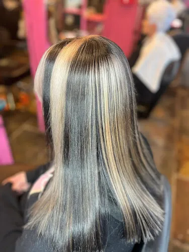 6 - Lola Lash Bar & Beauty