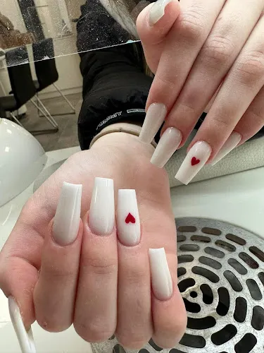 7 - Lucy nails