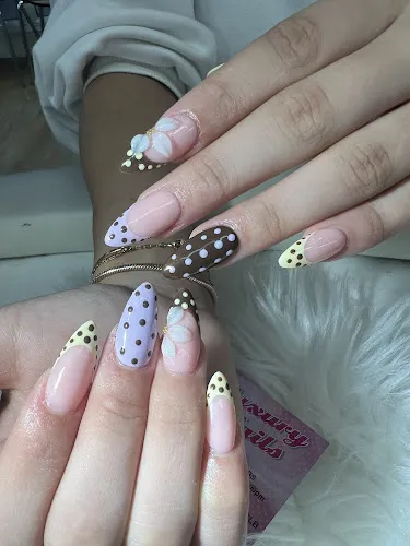 5 - Luxury Nails